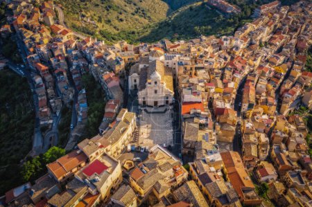 Luftaufnahme einer schönen italienischen Bergstadt Centuripe, Sizilien, Italien, Europa. Juni 2023