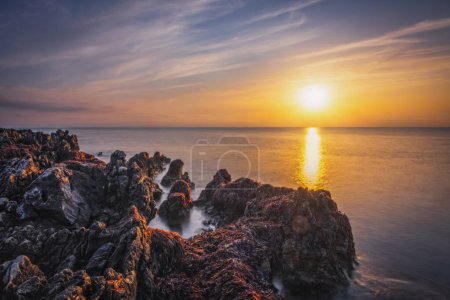 Foto de Un amanecer en la costa de San Vito Lo Capo. Sicilia, Italia. Junio 2023, imagen de larga exposición. - Imagen libre de derechos