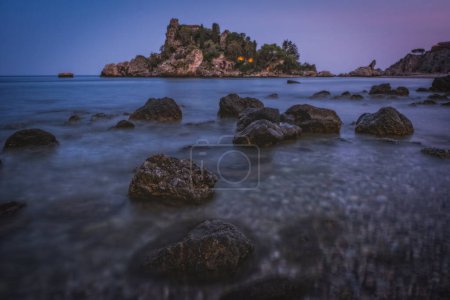 Foto de Una puesta de sol capturada en el famoso lugar llamado Isola Bella en Sicilia, Italia. Junio 2023, imagen de larga exposición - Imagen libre de derechos