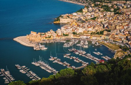 Foto de Vista superior de Castellammare del Golfo desde la ruta costera del Parque Natural de Zingaro, Sicilia, Italia. Junio de 2023 - Imagen libre de derechos