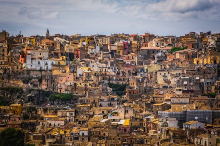 Detalle de las casas atestadas en Ragusa Ibla, Sicilia, Italia. Junio de 2023