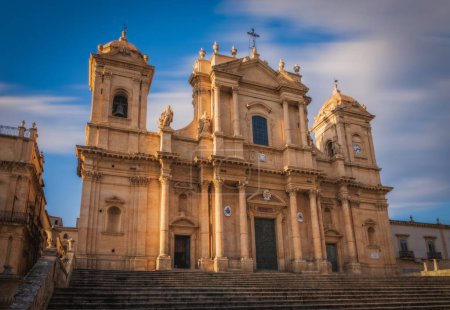 Reise nach Italien - Vorderansicht der Kathedrale von Noto (Kleine Basilika des Heiligen Nikolaus von Myra) in Sizilien. Juni 2023, Langzeitbelichtungsbild