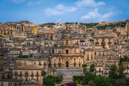 Detalle de las casas atestadas en Ragusa Ibla, Sicilia, Italia. Junio de 2023