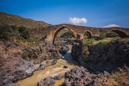Ponte dei Saraceni. Un ancien pont médiéval de l'âge normand situé sur la rivière Simeto. Adrano - Catane, en Sicile. Image à longue exposition. Juin 2023