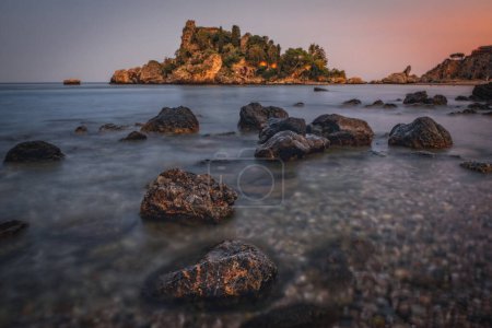 Ein Sonnenuntergang, aufgenommen am berühmten Ort Isola Bella auf Sizilien, Italien. Juni 2023, Langzeitbelichtungsbild
