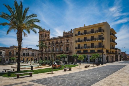 Hauptplatz, bekannt als Piazza Unit dItalia in Ispica, einer charmanten Stadt im Südosten Siziliens, unter einem intensiv blauen Himmel. Juni 2023