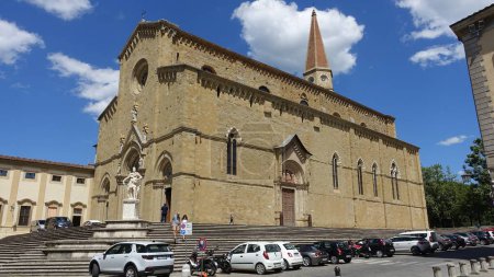 Foto de Arezzo, Italy, June 25 2021. A glimpse of the Cathedral of Saints Peter and Donato during a hot summer day. - Imagen libre de derechos