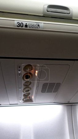 Téléchargez les photos : Détail du plafond de l'intérieur du fuselage d'un avion de ligne. avion. - en image libre de droit