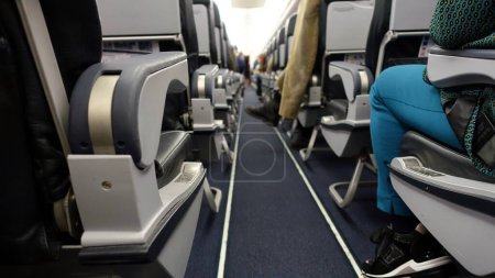 Foto de El pasillo interior y asientos de un avión de pasajeros. - Imagen libre de derechos
