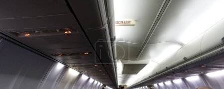Foto de El techo interior del fuselaje de un avión de pasajeros. - Imagen libre de derechos