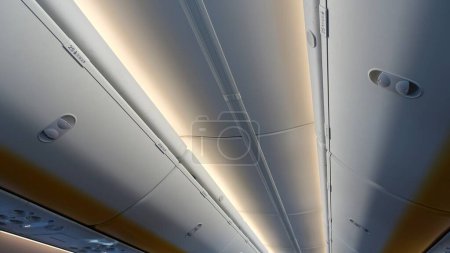 Téléchargez les photos : Rome, Italie, 12 mars 2023. Le plafond intérieur du fuselage d'un avion de ligne. - en image libre de droit