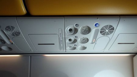 Téléchargez les photos : Rome, Italie, 12 mars 2023. Détail du plafond de l'intérieur du fuselage d'un avion de ligne. - en image libre de droit