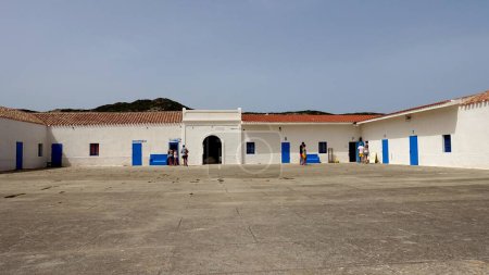 Téléchargez les photos : Asinara, Italie, 11 août 2021. La cour de la vieille prison de l'île pendant une matinée d'été. - en image libre de droit