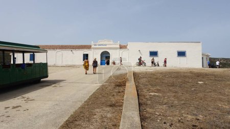 Téléchargez les photos : Asinara, Italie, 11 août 2021. L'entrée de la vieille prison sur l'île lors d'une matinée d'été. - en image libre de droit