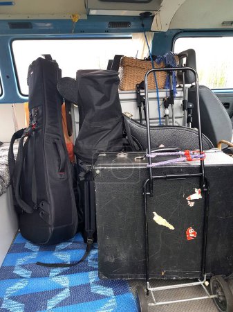 Foto de Los instrumentos en las maletas están cargados en la furgoneta y estamos listos para ir. - Imagen libre de derechos