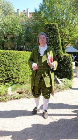 Téléchargez les photos : Uppsala, Suède, 18 mai 2024. Une journée au Linnaeus Garden Party. Thème des années 1700. Livre. - en image libre de droit