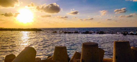 Téléchargez les photos : Bord de mer avec ciel, nuages & rochers à Alexandrie Egypte - en image libre de droit
