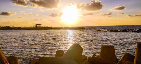 Téléchargez les photos : Bord de mer avec ciel, nuages & rochers à Alexandrie Egypte - en image libre de droit