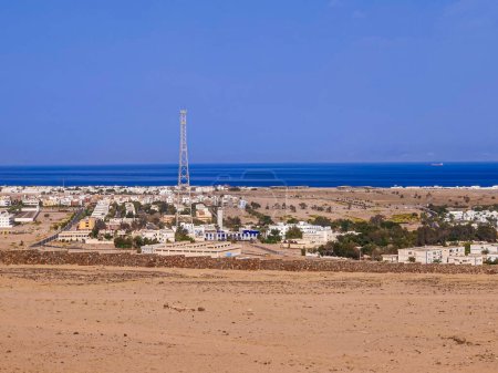 Foto de Increíble vista relajante de la orilla del mar con su arena, agua y rocas en Sinaí, Egipto - Imagen libre de derechos