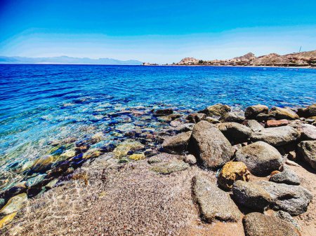 Foto de Increíble vista relajante de la orilla del mar con su arena, agua y rocas en Sinaí, Egipto - Imagen libre de derechos