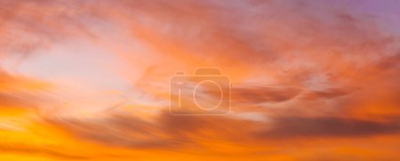 Téléchargez les photos : Ciel coloré au coucher du soleil - en image libre de droit