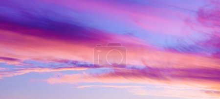 Foto de Cielo colorido al atardecer - Imagen libre de derechos