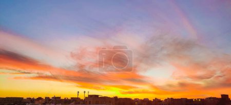 Téléchargez les photos : Ciel coloré au coucher du soleil - en image libre de droit