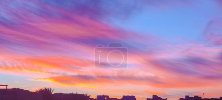 Foto de Cielo colorido al atardecer - Imagen libre de derechos