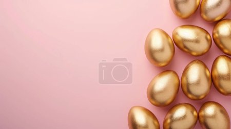 Téléchargez les photos : Oeufs dorés de Pâques sur fond rose pastel. Concept de vacances. Joyeux Pâques carte avec espace de copie.Fond d'écran, dépliants, invitation, affiches, brochure, bannières. - en image libre de droit