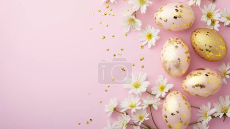 Téléchargez les photos : Oeufs dorés de Pâques sur fond rose pastel. Concept de vacances. Joyeux Pâques carte avec espace de copie.Fond d'écran, dépliants, invitation, affiches, brochure, bannières. - en image libre de droit