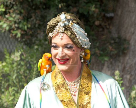 Foto de San Francisco, CA - 22 de octubre de 2022: Drag Queen Judge en el evento de tallado de calabazas de Halloween del Senador Scott Wiener en Noe Courts park. - Imagen libre de derechos
