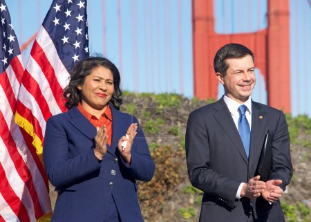 Téléchargez les photos : San Francisco, CA - Jan 23, 2023:  Mayor London Breed and Pete Buttigieg at a Press Conference in front of the GGB, highlighting the federal governments investments in infrastructure. - en image libre de droit