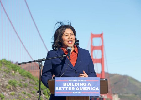 Téléchargez les photos : San Francisco, CA - Jan 23, 2023:  Mayor London Breed speaking at a Press Conference in front of the GGB, highlighting the federal governments investments in infrastructure. - en image libre de droit