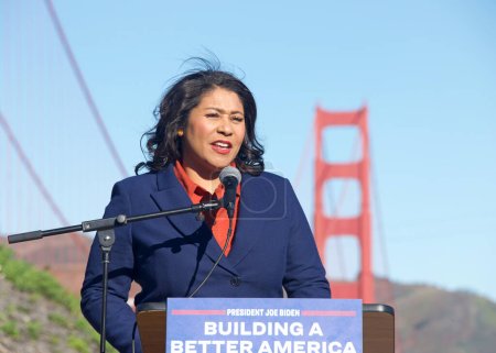 Téléchargez les photos : San Francisco, CA - Jan 23, 2023:  Mayor London Breed speaking at a Press Conference in front of the GGB, highlighting the federal governments investments in infrastructure. - en image libre de droit