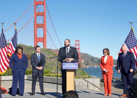 Téléchargez les photos : San Francico, CA - Jan 23, 2023: Denis Mulligan, General Manager and CEO for the GGB, at a Press Conference in front of the GGB highlighting the federal governments investments in infrastructure. - en image libre de droit