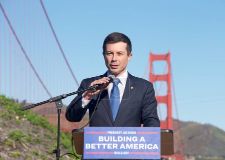 Téléchargez les photos : San Francisco, CA - Jan 23, 2023: Transportation Secretary Pete Buttigieg speaking at a Press Conf in front of the GGB. Highlighting the fed governments investments in infrastructure. - en image libre de droit