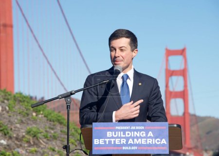 Foto de San Francisco, CA - Jan 23, 2023: Transportation Secretary Pete Buttigieg speaking at a Press Conf in front of the GGB. Highlighting the fed governments investments in infrastructure. - Imagen libre de derechos