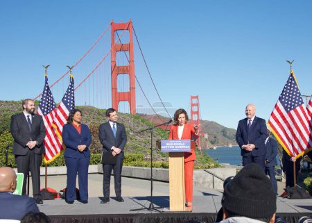 Téléchargez les photos : San Francisco, CA - Jan 23, 2023: Former Speaker, Congresswoman Nancy Pelosi at a Press Conf in front of the GGB. Highlighting the fed governments investments in infrastructure - en image libre de droit