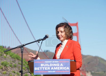 Téléchargez les photos : San Francisco, CA - Jan 23, 2023: Former Speaker, Congresswoman Nancy Pelosi at a Press Conf in front of the GGB. Highlighting the fed governments investments in infrastructure - en image libre de droit