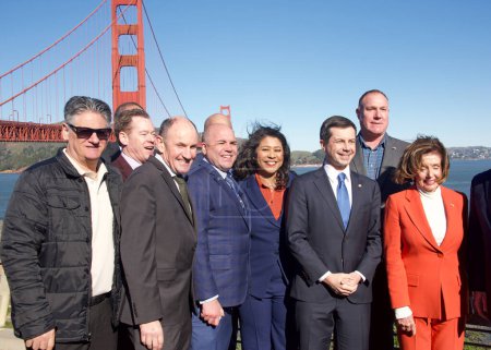 Téléchargez les photos : San Francisco, CA - Jan 23, 2023:  Congresswoman Nancy Pelosi, Mayor London Breed, Pete Buttigieg and others in front of the GGB on a windy day. - en image libre de droit