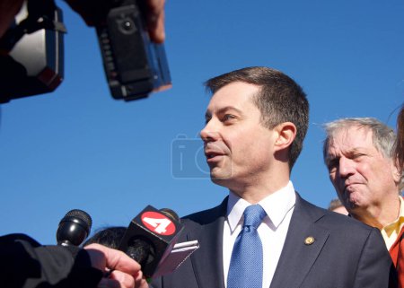 Téléchargez les photos : San Francisco, CA - Jan 23, 2023:  Transportation Secretary Pete Buttigieg speaking at a Press Conf in front of the GGB. Highlighting the fed governments investments in infrastructure. - en image libre de droit