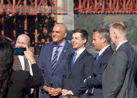 Téléchargez les photos : San Francisco, CA - Jan 23, 2023:  Transportation Secretary Pete Buttigieg posing for photos after a Press Conf in front of the GGB. Highlighting the fed governments investments in infrastructure. - en image libre de droit