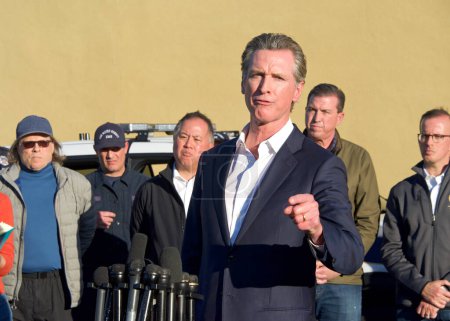 Foto de Half Moon Bay, CA - Jan 24, 2023: California Governor Gavin Newsom speaking at a Press Conference in the aftermath of  mass shootings. - Imagen libre de derechos