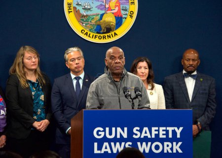 Téléchargez les photos : Sacramento, CA - Feb 1, 2023:  State Senator Steven Bradford speaking at a Gun Safety Legislation Press Conference - en image libre de droit