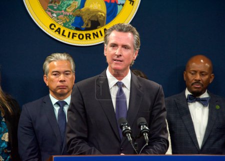 Téléchargez les photos : Sacramento, CA - 1er février 2023 : Le gouverneur Gavin Newsom prend la parole lors d'une conférence de presse sur la législation en matière de sécurité des armes à feu. - en image libre de droit
