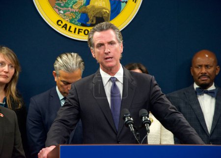 Téléchargez les photos : Sacramento, CA - 1er février 2023 : Le gouverneur Gavin Newsom prend la parole lors d'une conférence de presse sur la législation en matière de sécurité des armes à feu. - en image libre de droit