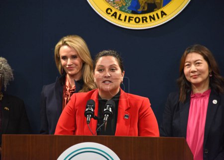 Téléchargez les photos : Sacramento, CA - mars 14, 2023 : Holly Martinez Directrice adjointe de la Commission californienne de la condition de la femme et des filles s'exprimant lors de l'événement California Equal Pay Day Pledge. - en image libre de droit