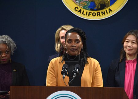 Téléchargez les photos : Sacramento, CA - 14 mars 2023 : Kimberly Ellis, Directrice du Département de la condition de la femme, prononce une allocution à l'événement California Equal Pay Day Pledge. - en image libre de droit