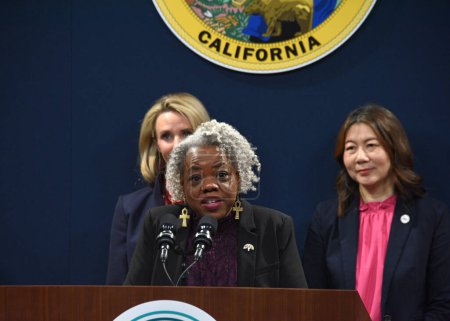 Téléchargez les photos : Sacramento, CA - 14 mars 2023 : Dr Kimberly Mayfield, Maire adjointe d'Oakland, prononçant une allocution lors de l "événement de promesse de don de la journée californienne de l" égalité de rémunération. - en image libre de droit
