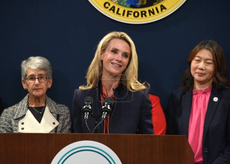 Foto de Sacramento, CA - 14 de marzo de 2023: Jennifer Siebel Newsom, primera socia, habla en el evento de compromiso del Día de Igualdad Salarial en California. - Imagen libre de derechos